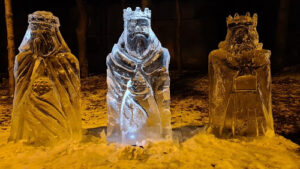 Tříklrálové plavání 2025 ledové sochy