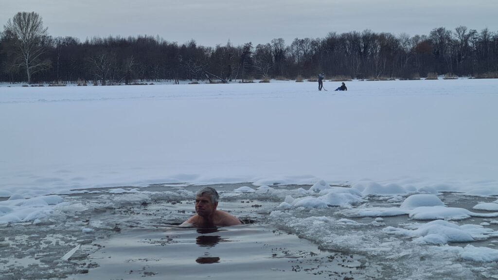 Poděbradské jezero 202601 zatracení bruslaři, šplouchají