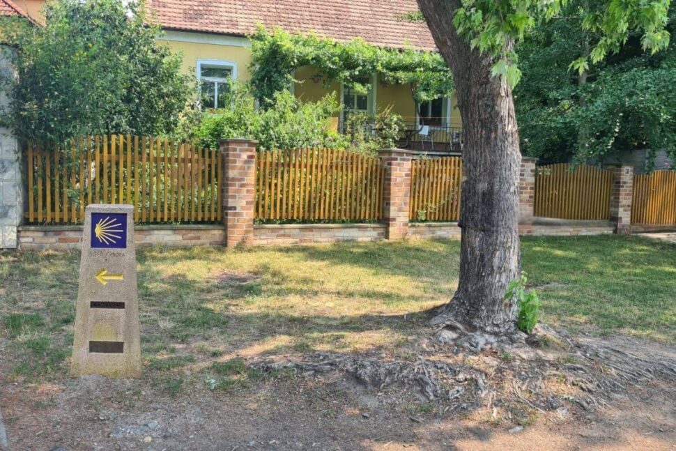 Svatojakubský patník na&nbsp;nábřeží v&nbsp;Poděbradech (1)